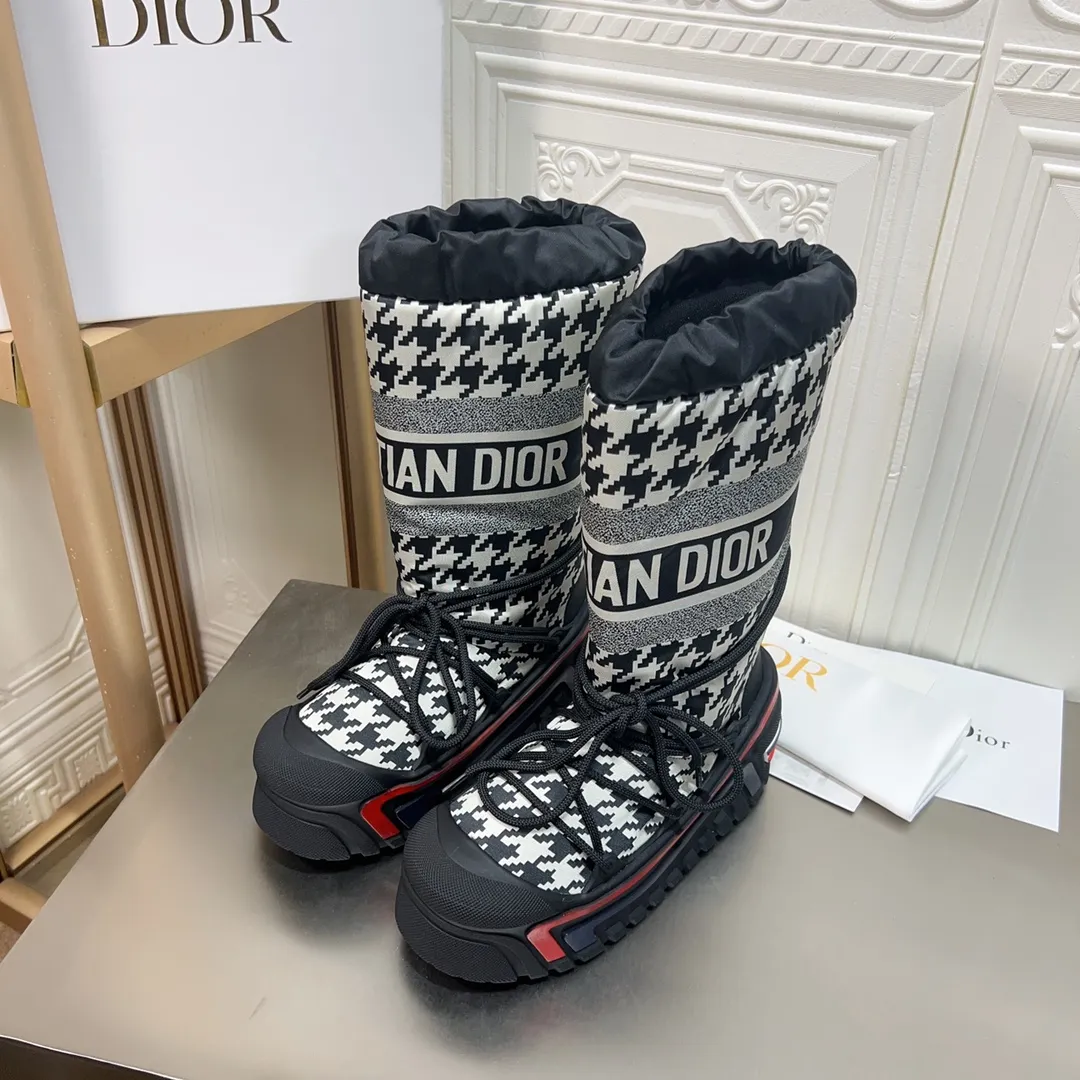 Men's shoes p600! The highest version on the market, Dior Dior's king style snow boots, ski boots, fat and cute, so cute →_→ from the DiorAlps limited series, unique. Shiny nylon Oblique print upper with criss-cross straps for an ideal fit. The technical fabric of the boot shaft, short-cut version, can be worn in the city or in the mountains. It makes the calf slimmer and taller, warm and concave. The boot shaft and sole are made of original waterproof padded lining. The embroidered fabric is original star ⭐ rubber non-slip thick sole and multi-module combination outsole. The size is 35-40. 41Customized